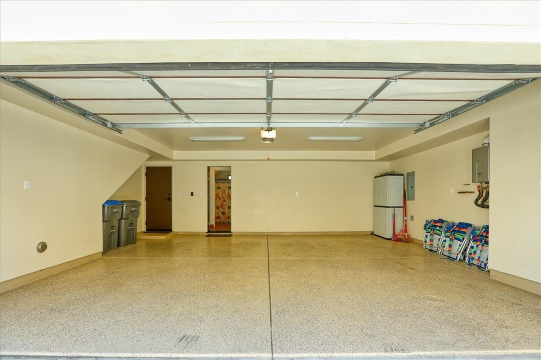 Large 2-car garage w/ Epoxy floor