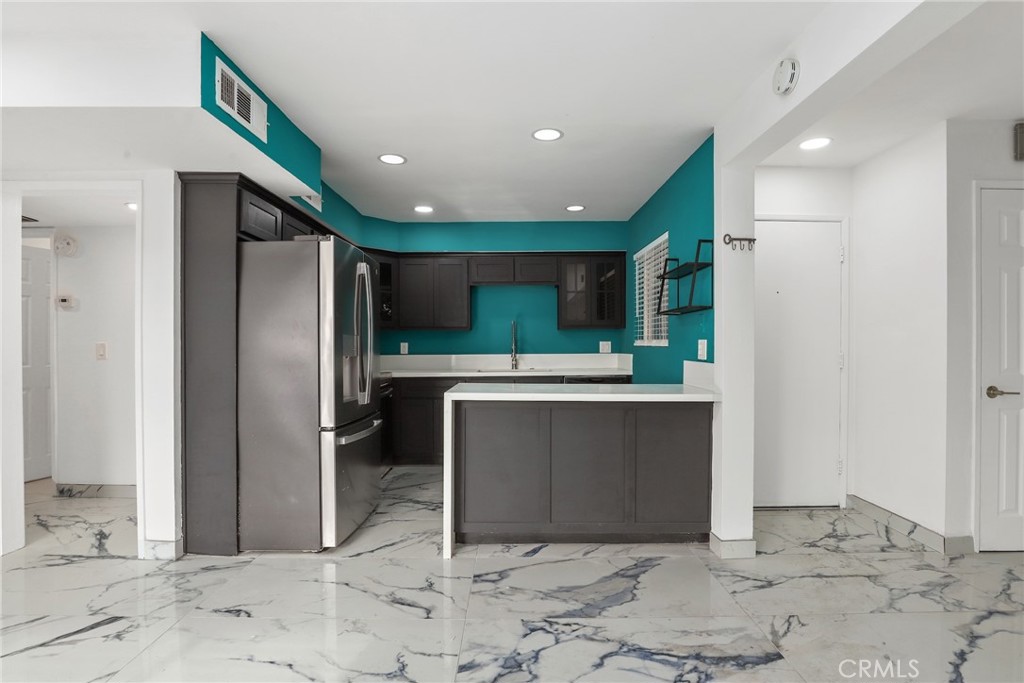 5652 Yolanda Avenue #7