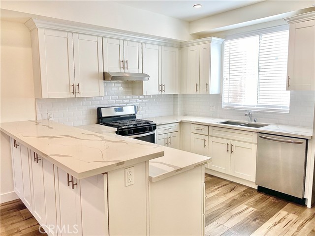 Detail Gallery Image 5 of 37 For 7327 Kester Ave #4,  Van Nuys,  CA 91405 - 4 Beds | 3/1 Baths