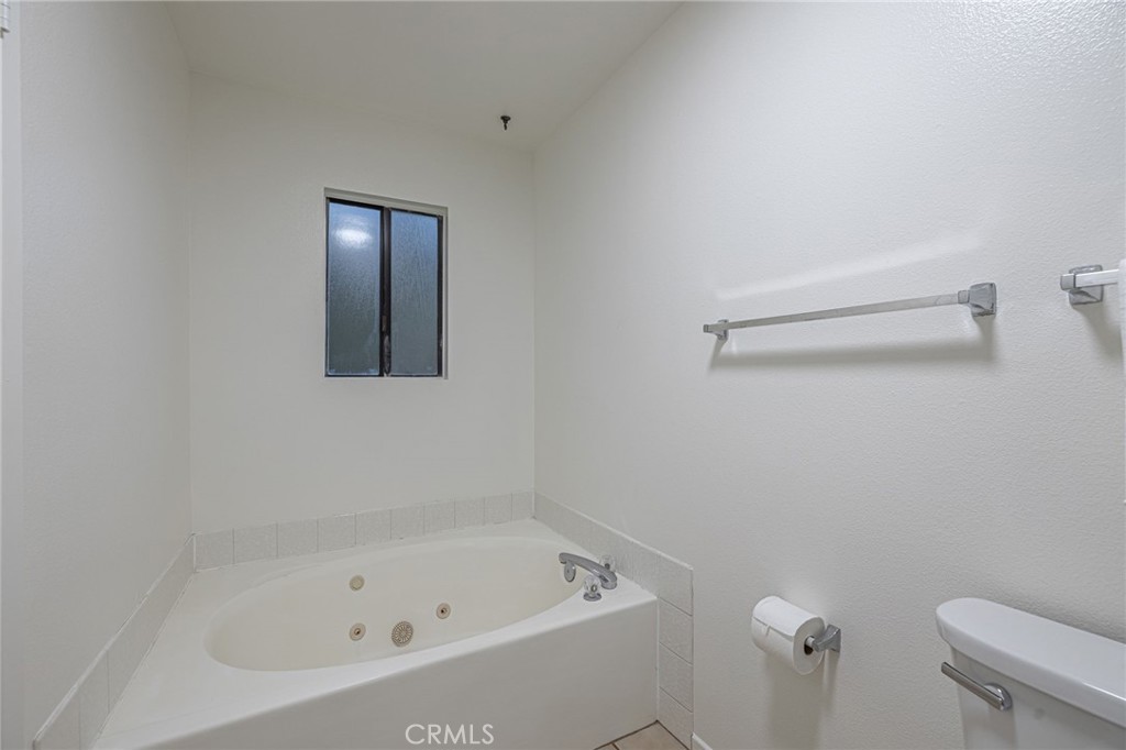 https://media.crmls.org/medias/7bfb2ba3-382d-4a67-bd47-8899b76c24be.jpg?preset=X-Large