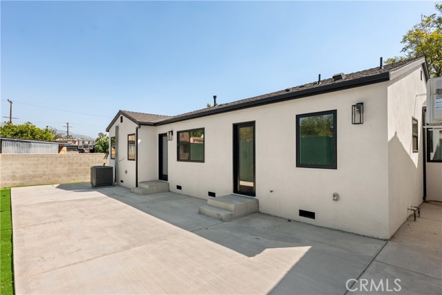 Detail Gallery Image 17 of 33 For 7943 Ledge Ave, Sun Valley,  CA 91352 - 3 Beds | 3 Baths