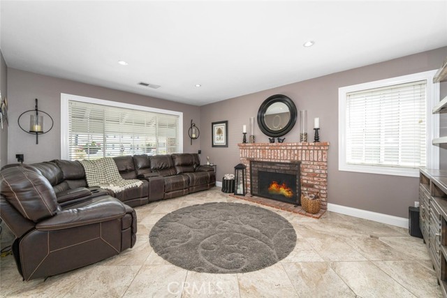 6786 Molokai Drive, Cypress CA: https://media.crmls.org/medias/7bff80b7-d815-4402-8cc8-931a2ba211b2.jpg