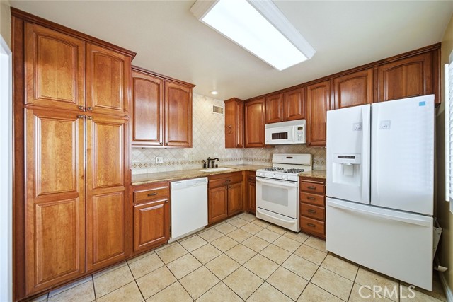 Detail Gallery Image 11 of 34 For 9512 via Venezia, Burbank,  CA 91504 - 3 Beds | 2 Baths