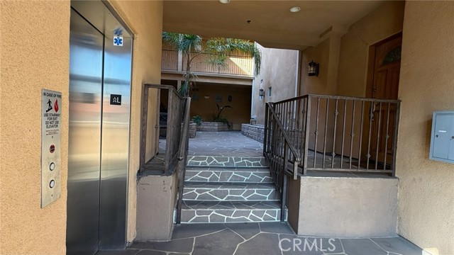 Detail Gallery Image 7 of 17 For 1515 Grismer Ave #302,  Burbank,  CA 91504 - 2 Beds | 2 Baths