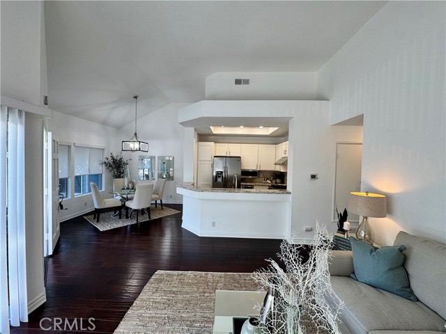 Detail Gallery Image 3 of 21 For 182 Westport, Newport Beach,  CA 92660 - 2 Beds | 2 Baths