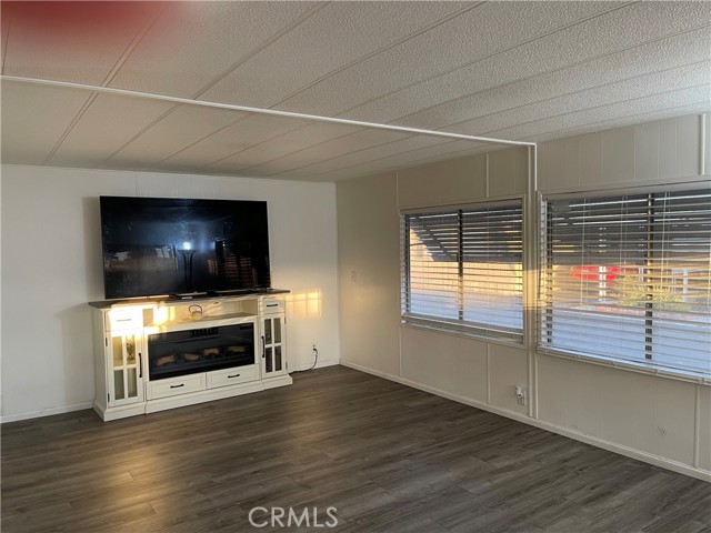 2205 W Acacia Ave, Hemet CA: https://media.crmls.org/medias/7c04bbb3-2d21-4887-abe8-1b0d288a4538.jpg