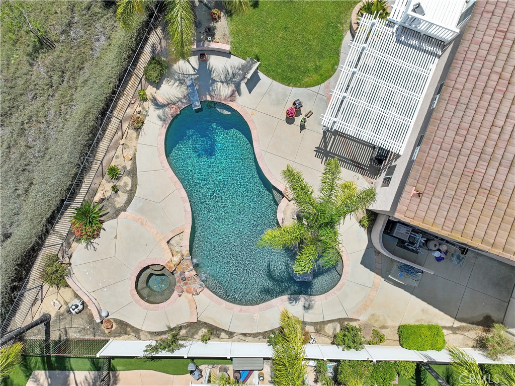 https://media.crmls.org/medias/7c06885f-0425-4f80-afce-b365a675a61a.jpg?preset=X-Large