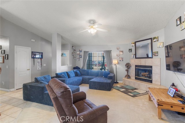 4265 Camellia, Phelan CA: https://media.crmls.org/medias/7c088076-4e6e-4903-8a89-1077ba2929d6.jpg
