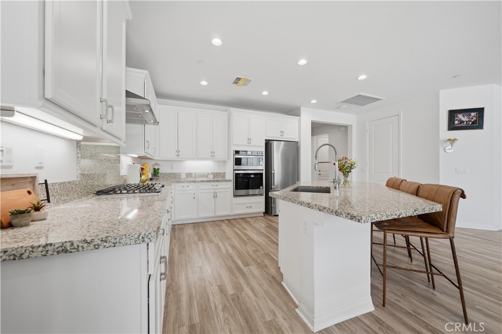 https://media.crmls.org/medias/7c0c8de6-350c-464d-abc9-84762394bda9.jpg?preset=X-Large