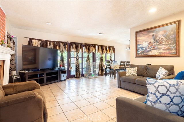 6402 Graves Avenue, Van Nuys CA: https://media.crmls.org/medias/7c0dfd70-a77f-4124-8d7e-3b5e83f8351c.jpg