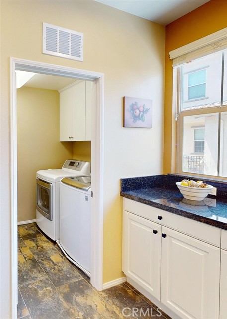 Detail Gallery Image 9 of 19 For 833 E Cassia Ln #D,  Azusa,  CA 91702 - 2 Beds | 3 Baths