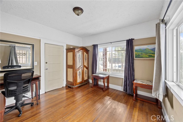 341 W 42nd St, Los Angeles CA: https://media.crmls.org/medias/7c0ea1f6-c3b1-4eeb-8cd9-2a02f26249c2.jpg
