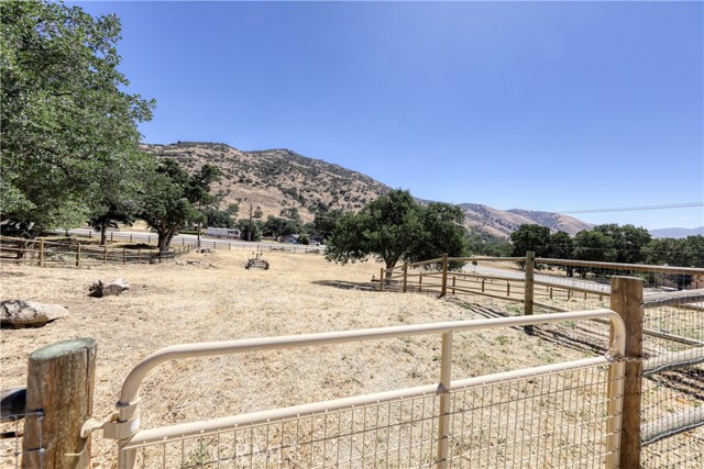 Detail Gallery Image 55 of 66 For 25904 Bear Valley, Tehachapi,  CA 93561 - 3 Beds | 2/1 Baths