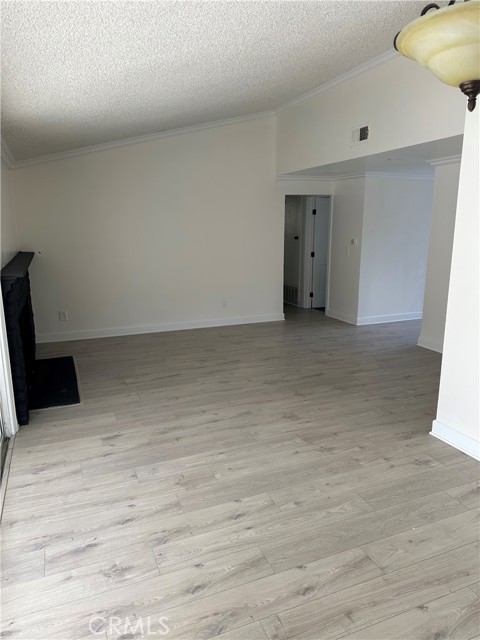 Detail Gallery Image 6 of 10 For 9511 Hayvenhurst Aly, Northridge,  CA 91343 - 4 Beds | 2 Baths