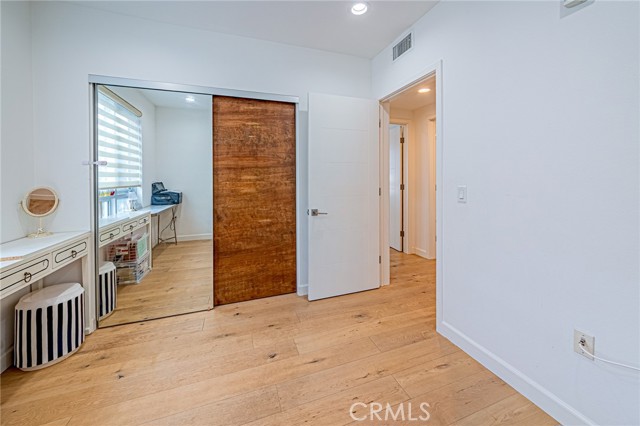 4813 Oakwood Avenue, Los Angeles CA: https://media.crmls.org/medias/7c114250-8302-4b40-8631-622a70ad0102.jpg