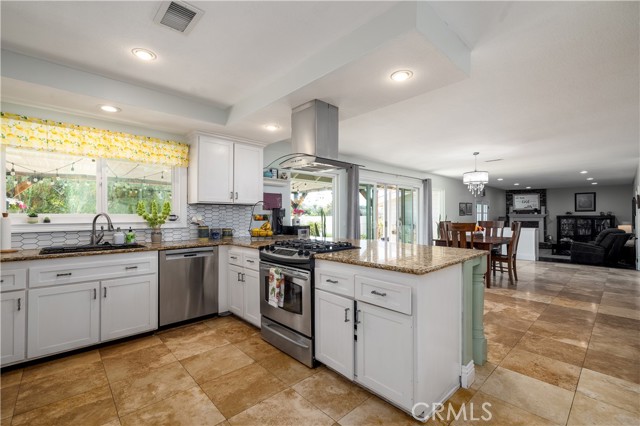 2010 Oakland Hills Drive, Corona CA: https://media.crmls.org/medias/7c138564-5377-4ee9-a777-2dda79fff95f.jpg