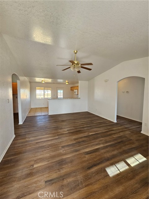 9841 Sally Avenue, California City CA: https://media.crmls.org/medias/7c13d642-9346-496d-8826-a74a63a5bdd4.jpg