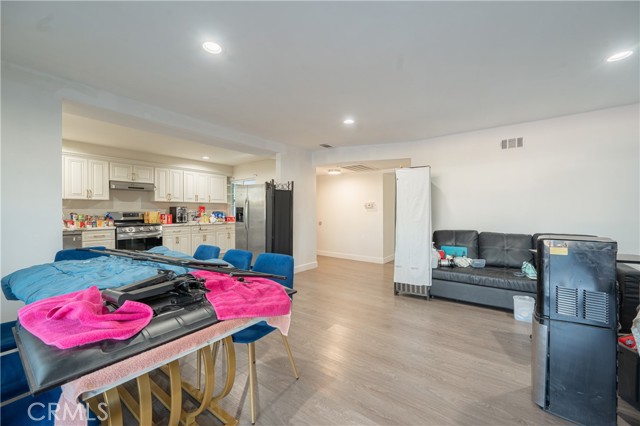 Detail Gallery Image 9 of 17 For 11214 Woodley, Granada Hills,  CA 91344 - 4 Beds | 2 Baths