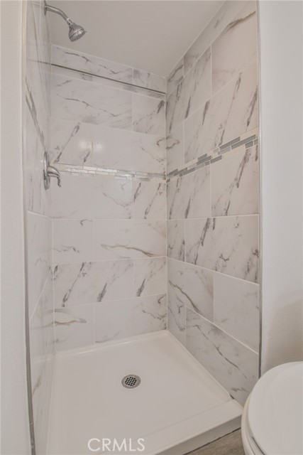 9218 Hooper Avenue, Los Angeles CA: https://media.crmls.org/medias/7c16215a-5bb1-4026-8e2a-073277e6c2f5.jpg