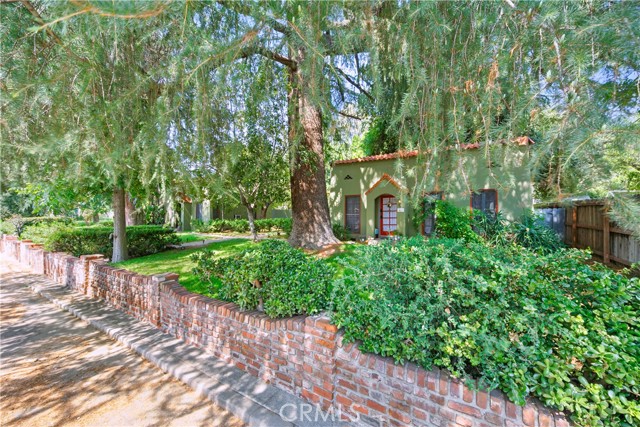 455 E Sacramento Street, Altadena CA: https://media.crmls.org/medias/7c18a3ff-91f2-457b-aeb7-89cc58c82774.jpg