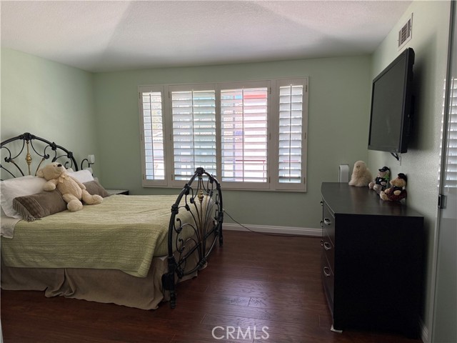 spacious high ceiling master bed room