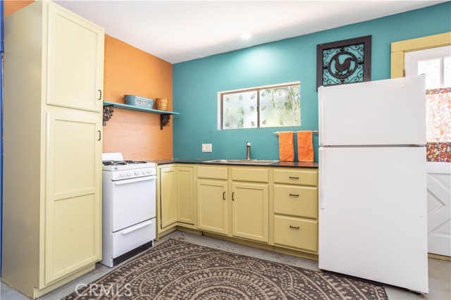10321 Owensmouth Avenue, Chatsworth CA: https://media.crmls.org/medias/7c1ec45f-03ba-4175-92e3-ed54aec38510.jpg