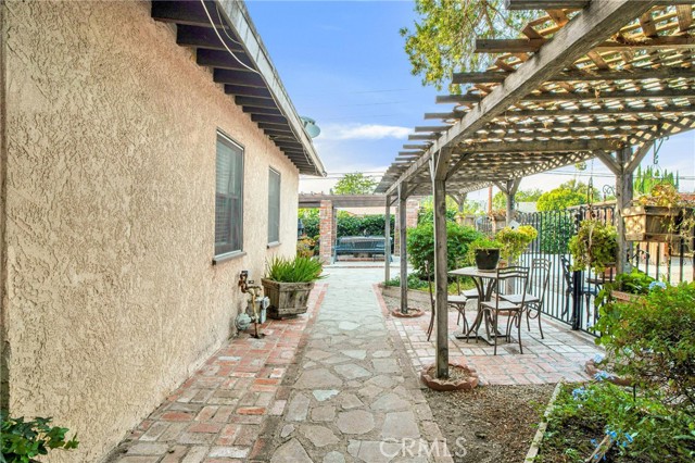 8666 Keokuk Avenue, Winnetka CA: https://media.crmls.org/medias/7c1f223b-a6a8-43e4-a11f-976f0b9bc9a0.jpg