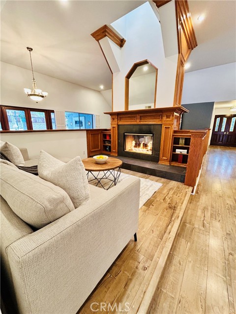 Detail Gallery Image 5 of 28 For 10317 Steven Pl, Chatsworth,  CA 91311 - 4 Beds | 2/1 Baths