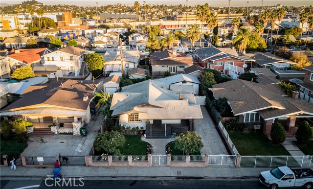 748 N Kenmore, Los Angeles CA: https://media.crmls.org/medias/7c20fae1-f835-4582-ae78-d4dfd26d5132.jpg