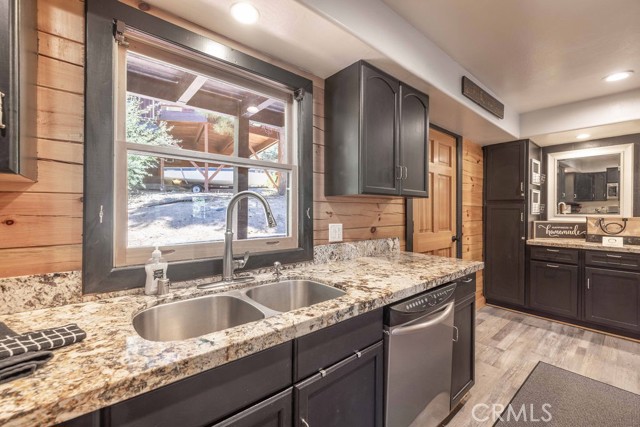 893 Silver Tip Drive, Big Bear CA: https://media.crmls.org/medias/7c21af0f-0a3b-47f1-89b0-55388414a36e.jpg