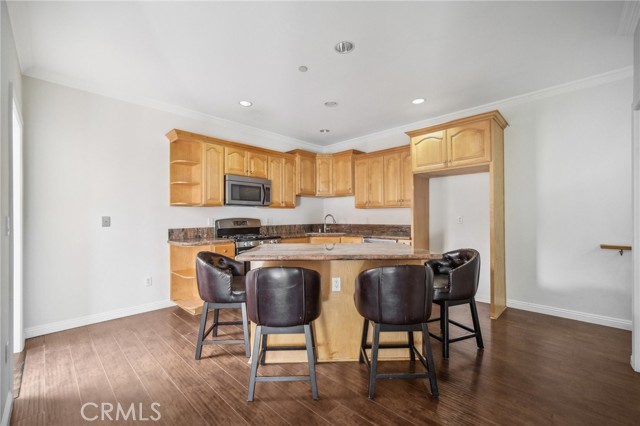 Detail Gallery Image 8 of 37 For 17311 Chatsworth St #4,  Granada Hills,  CA 91344 - 3 Beds | 2/1 Baths