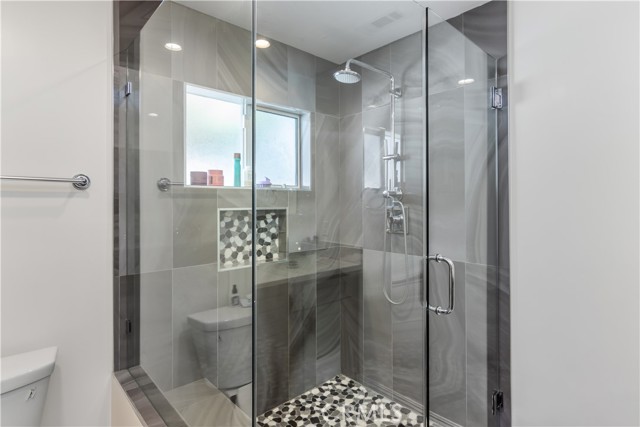 Detail Gallery Image 14 of 23 For 6624 Mammoth Ave, Van Nuys,  CA 91405 - 4 Beds | 3 Baths