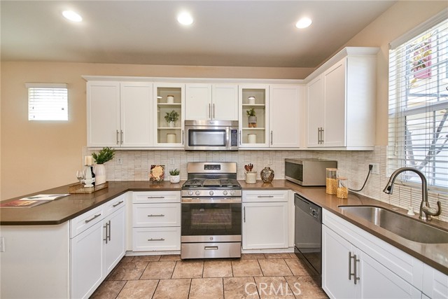 Detail Gallery Image 4 of 45 For 2910 E via Terrano, Ontario,  CA 91764 - 3 Beds | 2/1 Baths