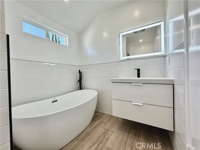 Detail Gallery Image 3 of 19 For 4918 Haskell Ave, Los Angeles,  CA 91436 - 3 Beds | 2 Baths