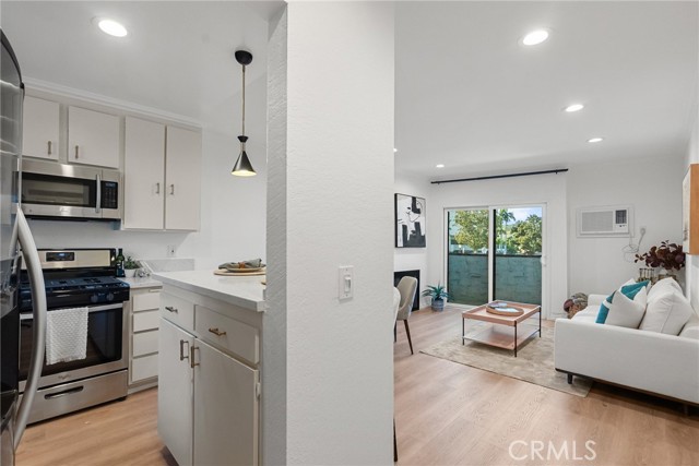 Detail Gallery Image 4 of 18 For 4506 Saugus Ave #8,  Sherman Oaks,  CA 91403 - 1 Beds | 1 Baths