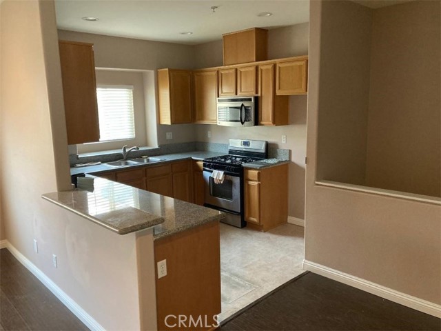 Detail Gallery Image 3 of 8 For 228 W Center St #3,  Covina,  CA 91723 - 3 Beds | 2 Baths