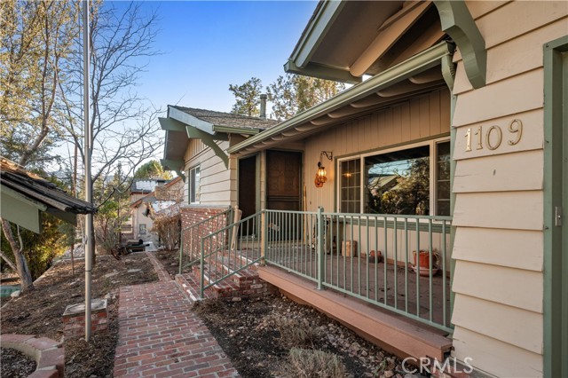 Detail Gallery Image 4 of 49 For 1109 Mount Shasta Rd, Big Bear City,  CA 92314 - 4 Beds | 2/1 Baths
