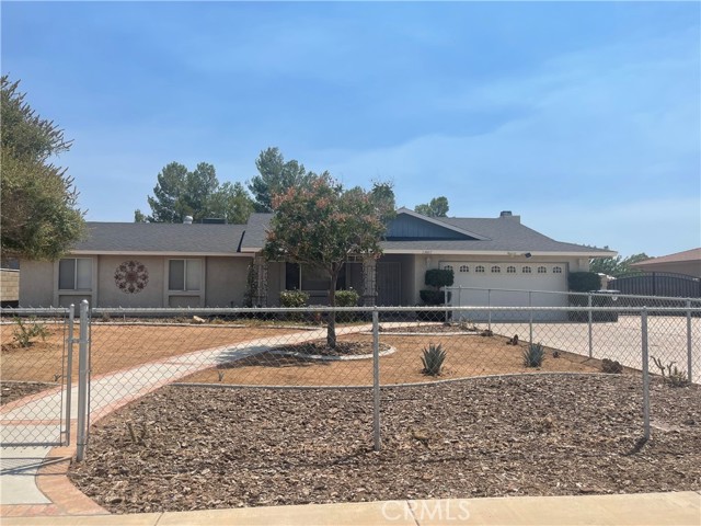 Detail Gallery Image 2 of 46 For 13405 Applewood Rd, Apple Valley,  CA 92308 - 3 Beds | 2 Baths