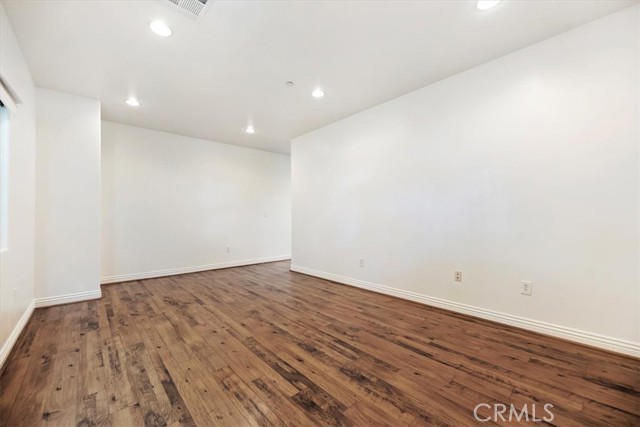 Detail Gallery Image 4 of 19 For 637 N. Fairview St #102,  Burbank,  CA 91505 - 3 Beds | 2/1 Baths