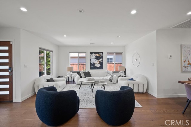 Detail Gallery Image 2 of 35 For 17642 Calvert St, Encino,  CA 91316 - 4 Beds | 2/1 Baths