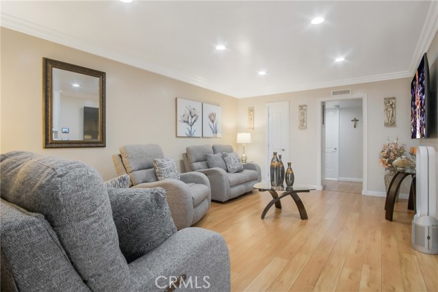 551 West Stocker Street, 1 photo 7