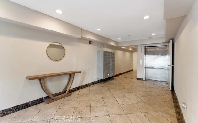 Detail Gallery Image 3 of 21 For 118 S Clark Dr #205,  West Hollywood,  CA 90048 - 3 Beds | 2/1 Baths