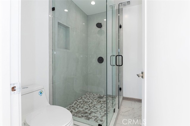 Detail Gallery Image 15 of 26 For 1754 N Berendo St #D,  Los Angeles,  CA 90027 - 3 Beds | 2/1 Baths