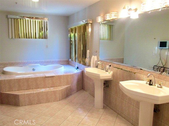 925 Sherlock Dr, Burbank CA: https://media.crmls.org/medias/7c497aa5-3446-417f-bca7-45ed9f0966be.jpg