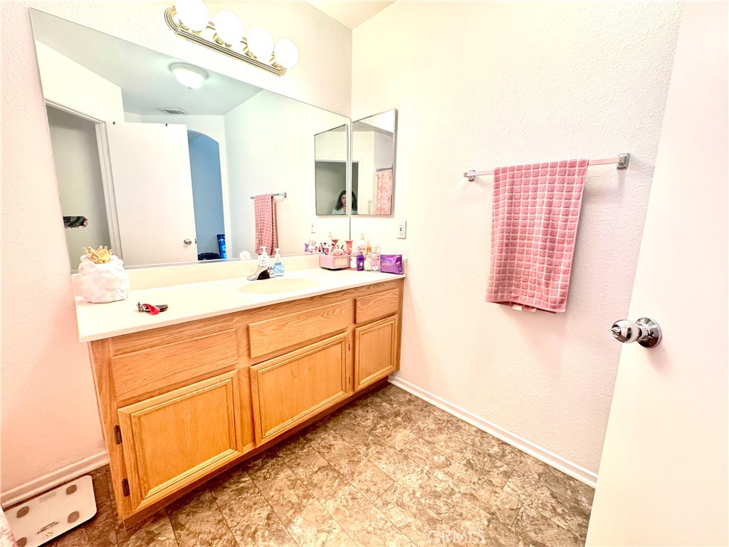 https://media.crmls.org/medias/7c4af36b-60f7-4970-9e58-fb24307eecc8.jpg?preset=X-Large