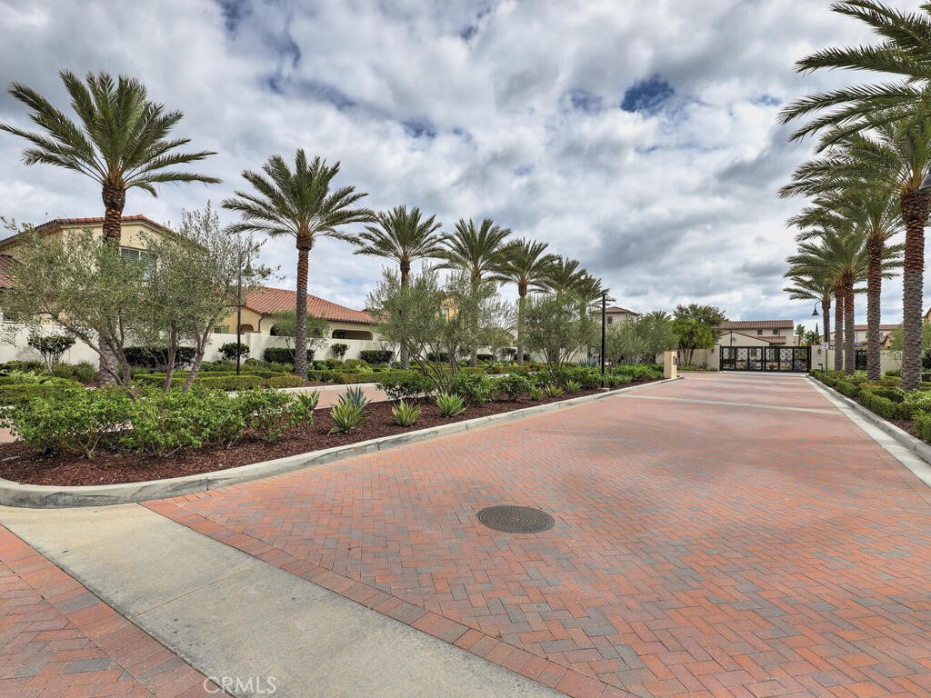 https://media.crmls.org/medias/7c4b4823-7582-4525-8045-ff5a0e9f87c2.jpg?preset=X-Large