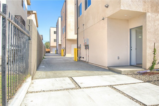 6522 Brynhurst Ave, Los Angeles CA: https://media.crmls.org/medias/7c4bf16c-7d7c-40bb-ab31-5bfff30c3366.jpg