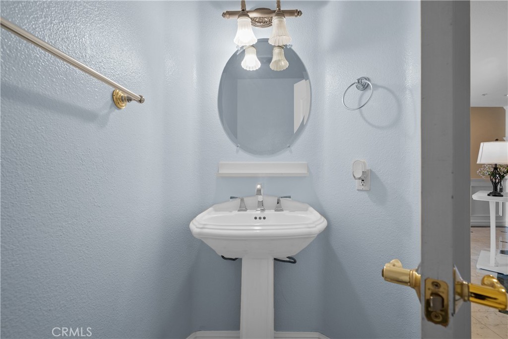 https://media.crmls.org/medias/7c4c02cd-8041-4095-95c7-aed168770306.jpg?preset=X-Large