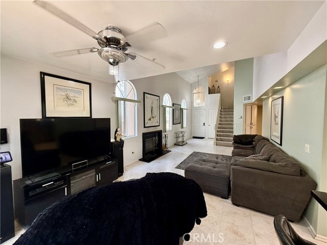 9213 Independence Way, North Hills CA: https://media.crmls.org/medias/7c4e9f9b-e7b9-46c0-bffa-cda7e60b8885.jpg