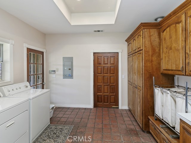 https://media.crmls.org/medias/7c51869a-88e8-428c-97e6-236732b2f9b8.jpg?preset=X-Large